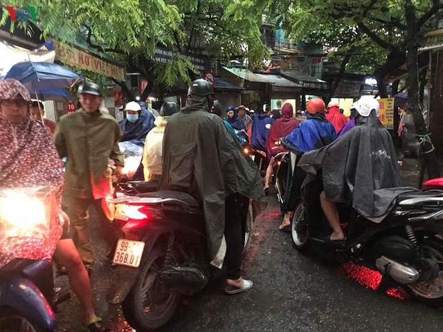 Phụ huynh, học sinh đội mưa tới lớp trong đặc sản tắc đường Hà Nội  - Ảnh 11.