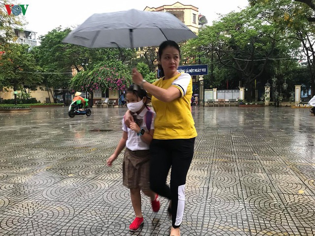 Phụ huynh, học sinh đội mưa tới lớp trong đặc sản tắc đường Hà Nội  - Ảnh 12.