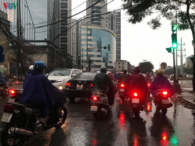 Phụ huynh, học sinh đội mưa tới lớp trong đặc sản tắc đường Hà Nội  - Ảnh 13.