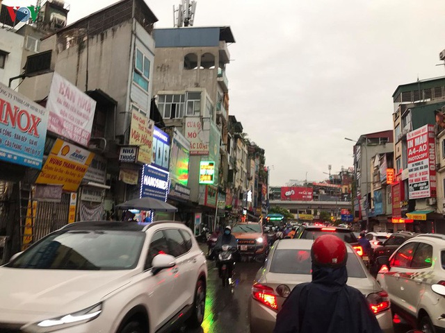 Phụ huynh, học sinh đội mưa tới lớp trong đặc sản tắc đường Hà Nội  - Ảnh 3.