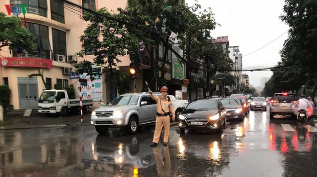 Phụ huynh, học sinh đội mưa tới lớp trong đặc sản tắc đường Hà Nội  - Ảnh 4.