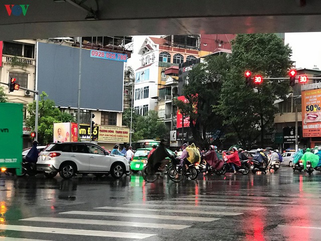 Phụ huynh, học sinh đội mưa tới lớp trong đặc sản tắc đường Hà Nội  - Ảnh 5.