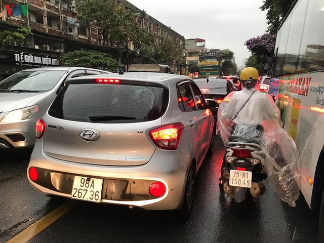 Phụ huynh, học sinh đội mưa tới lớp trong đặc sản tắc đường Hà Nội  - Ảnh 7.
