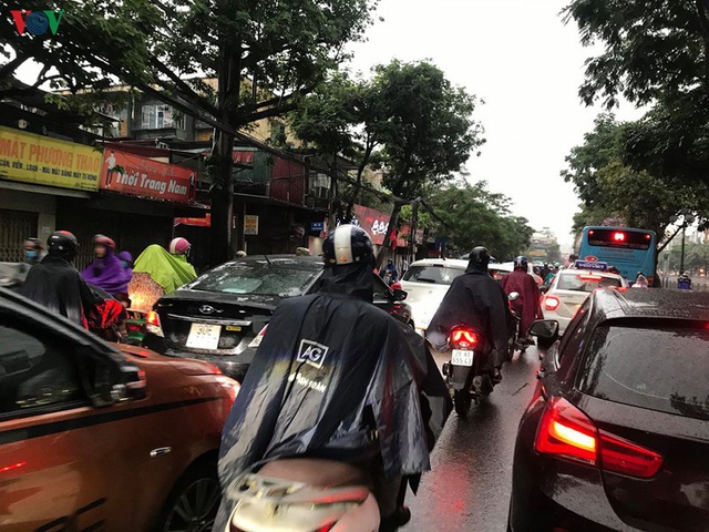 Phụ huynh, học sinh đội mưa tới lớp trong đặc sản tắc đường Hà Nội  - Ảnh 8.