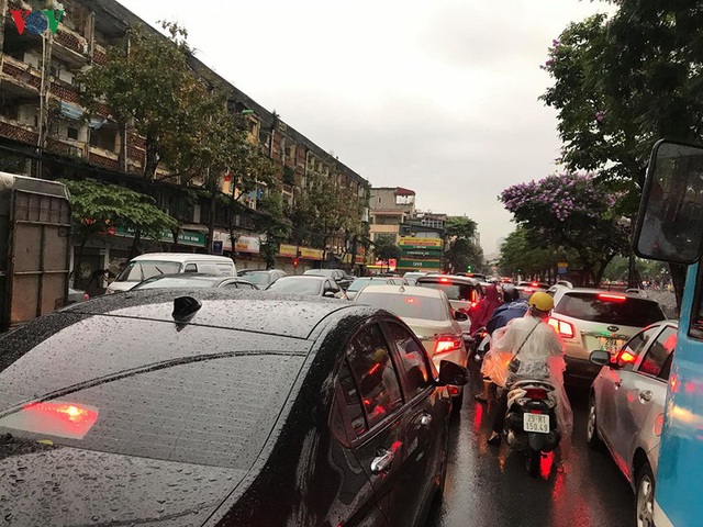 Phụ huynh, học sinh đội mưa tới lớp trong đặc sản tắc đường Hà Nội  - Ảnh 9.