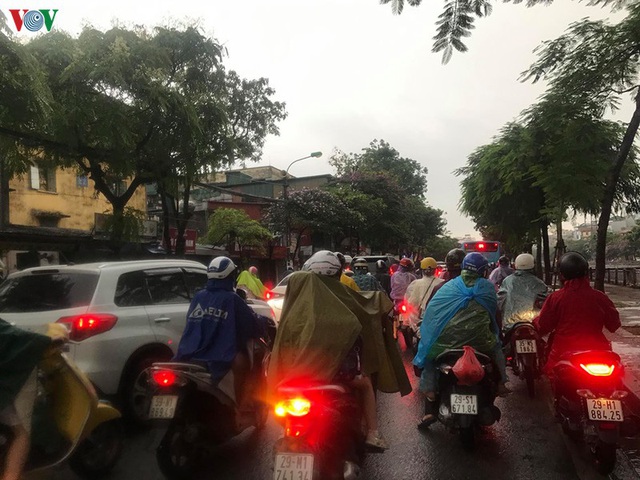Phụ huynh, học sinh đội mưa tới lớp trong đặc sản tắc đường Hà Nội  - Ảnh 10.