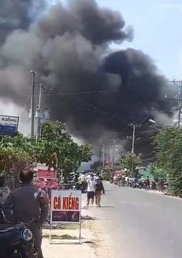  Cháy dữ dội ở huyện Cần Giuộc, tỉnh Long An, cột khói cao ngút  - Ảnh 2.