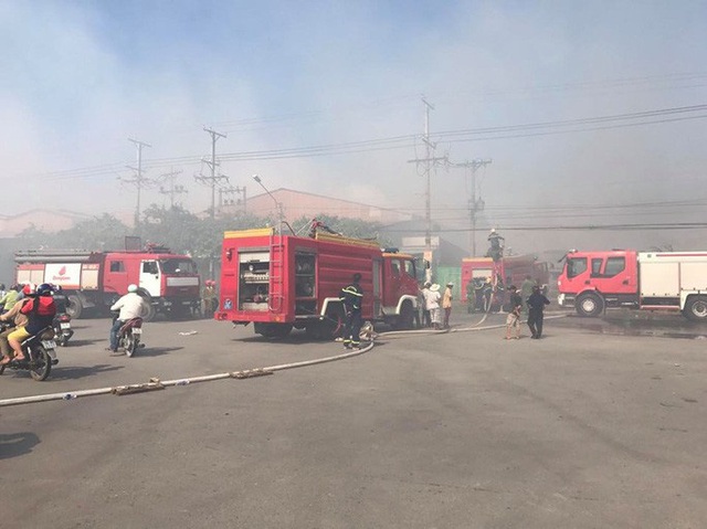  Cháy dữ dội ở huyện Cần Giuộc, tỉnh Long An, cột khói cao ngút  - Ảnh 3.