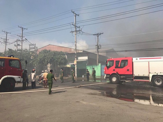 Cháy dữ dội ở huyện Cần Giuộc, tỉnh Long An, cột khói cao ngút  - Ảnh 5.