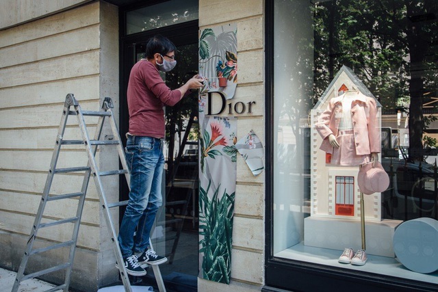 Hermès, Louis Vuitton, Chanel... rục rịch mở cửa trở lại sau lệnh giãn cách ở châu Âu: Hàng loạt biện pháp an toàn được tăng cường để thu hút khách mua sắm - Ảnh 2.