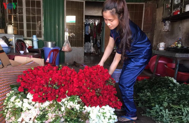 Lâm Đồng rau, hoa tăng giá trở lại nhà vườn phấn khởi - Ảnh 1.