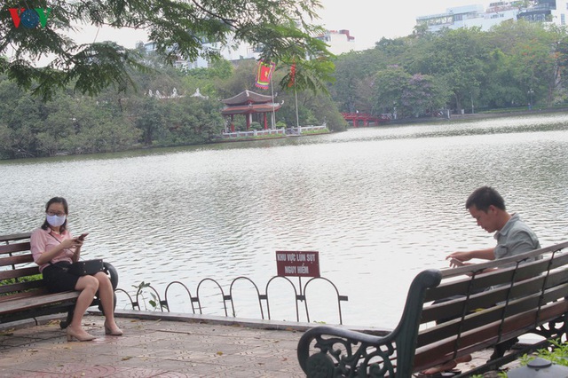Người dân Thủ đô mong lún sụt quanh bờ Hồ Hoàn Kiếm sớm được khắc phục - Ảnh 13.