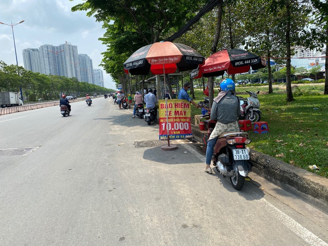  Nhiều người đổ xô mua bảo hiểm xe máy, điểm bán bên đường mọc lên như nấm  - Ảnh 2.