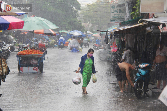 Ảnh: Cơn mưa vàng xối xả giải nhiệt cho Sài Gòn từ sáng sớm, chấm dứt chuỗi ngày nắng nóng kinh hoàng - Ảnh 11.
