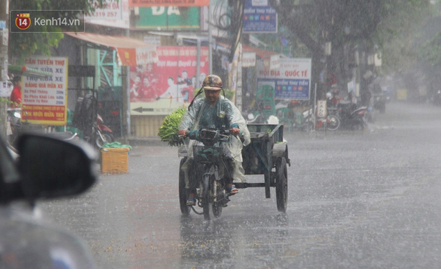 Ảnh: Cơn mưa vàng xối xả giải nhiệt cho Sài Gòn từ sáng sớm, chấm dứt chuỗi ngày nắng nóng kinh hoàng - Ảnh 12.