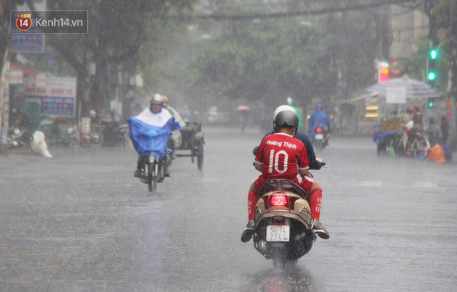 Ảnh: Cơn mưa vàng xối xả giải nhiệt cho Sài Gòn từ sáng sớm, chấm dứt chuỗi ngày nắng nóng kinh hoàng - Ảnh 13.