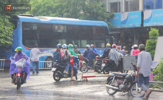 Ảnh: Cơn mưa vàng xối xả giải nhiệt cho Sài Gòn từ sáng sớm, chấm dứt chuỗi ngày nắng nóng kinh hoàng - Ảnh 16.