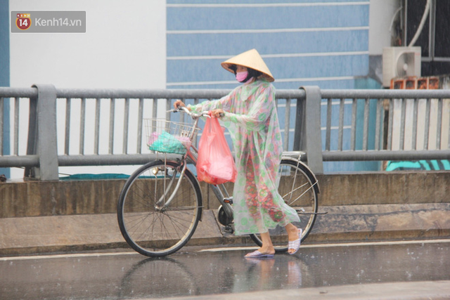Ảnh: Cơn mưa vàng xối xả giải nhiệt cho Sài Gòn từ sáng sớm, chấm dứt chuỗi ngày nắng nóng kinh hoàng - Ảnh 3.