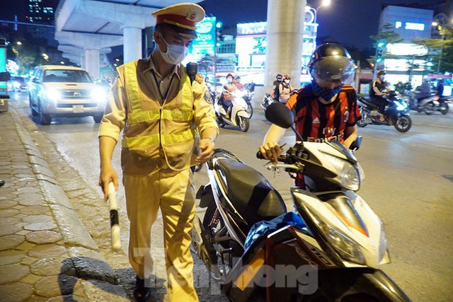 Uống 20 cốc bia khi chờ sếp, tài xế ở Hà Nội bị phạt hàng chục triệu đồng - Ảnh 3.