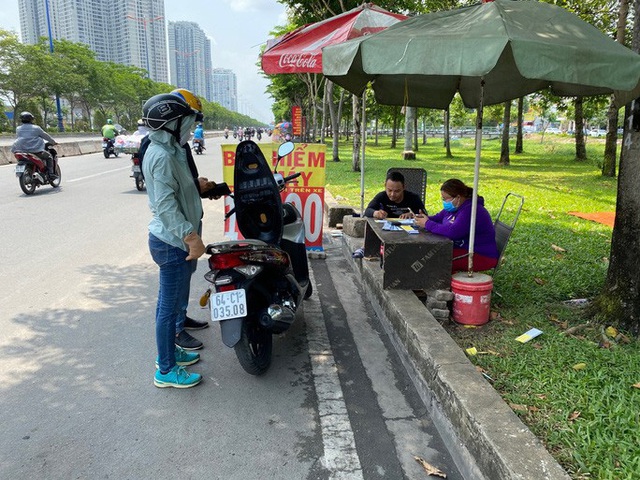  Nhiều người đổ xô mua bảo hiểm xe máy, điểm bán bên đường mọc lên như nấm  - Ảnh 5.