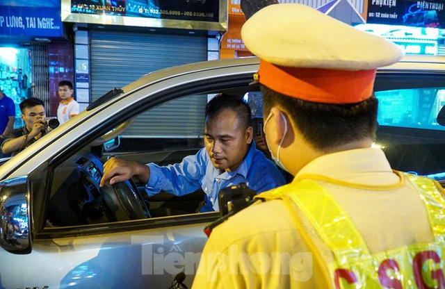 Uống 20 cốc bia khi chờ sếp, tài xế ở Hà Nội bị phạt hàng chục triệu đồng - Ảnh 4.