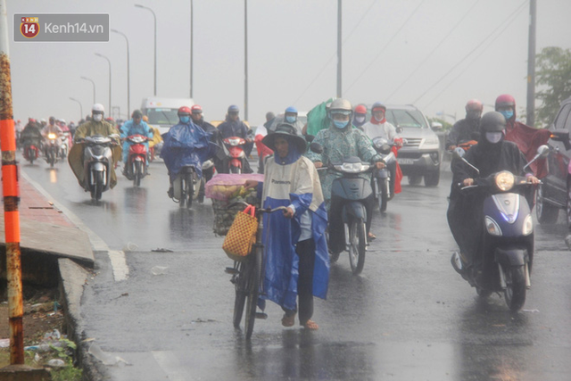 Ảnh: Cơn mưa vàng xối xả giải nhiệt cho Sài Gòn từ sáng sớm, chấm dứt chuỗi ngày nắng nóng kinh hoàng - Ảnh 5.