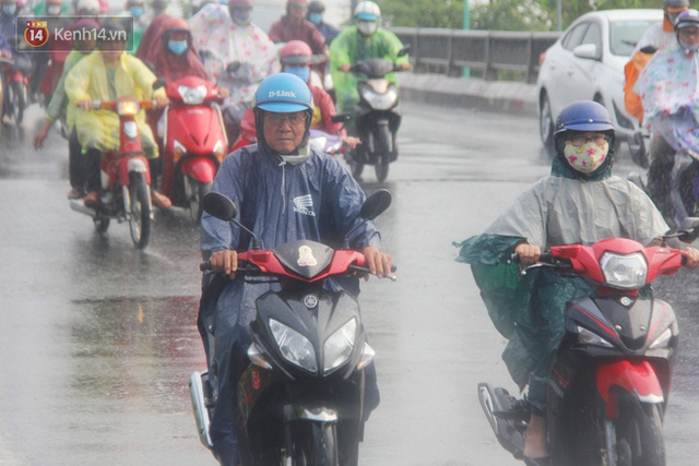 Ảnh: Cơn mưa vàng xối xả giải nhiệt cho Sài Gòn từ sáng sớm, chấm dứt chuỗi ngày nắng nóng kinh hoàng - Ảnh 7.
