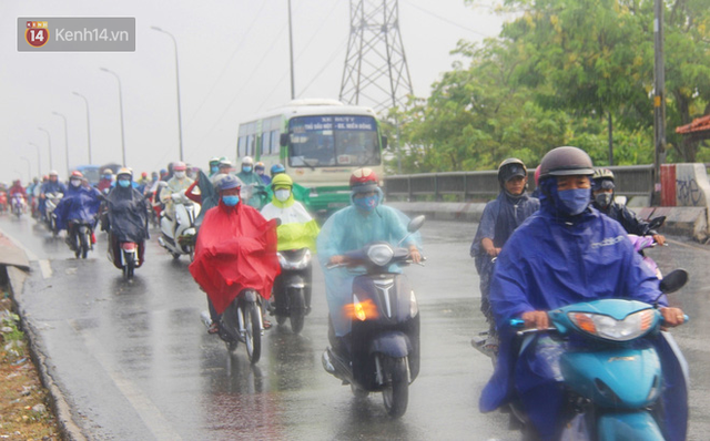 Ảnh: Cơn mưa vàng xối xả giải nhiệt cho Sài Gòn từ sáng sớm, chấm dứt chuỗi ngày nắng nóng kinh hoàng - Ảnh 8.