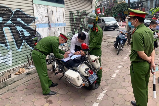 Công an Hà Nội xử phạt gần 1 tỷ đồng vi phạm giao thông ngày đầu ra quân - Ảnh 1.