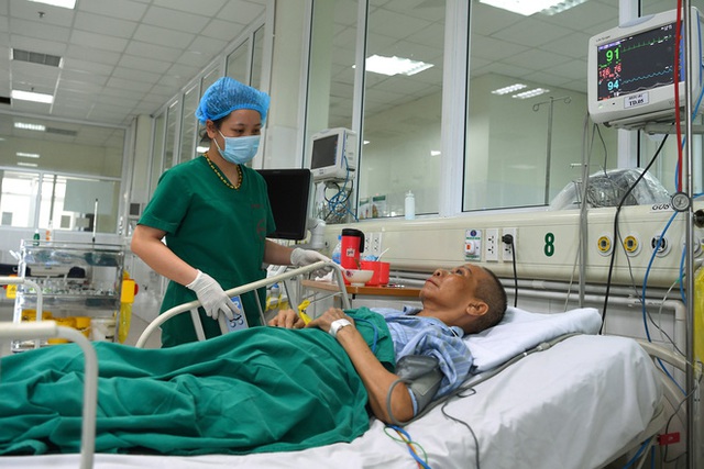 Bệnh nhân mắc Covid-19 nặng nhất Việt Nam: Từ tiên lượng tốt đến ngừng tim và hành trình giành giật sự sống từng giây của các y bác sĩ - Ảnh 3.