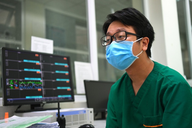 Bệnh nhân mắc Covid-19 nặng nhất Việt Nam: Từ tiên lượng tốt đến ngừng tim và hành trình giành giật sự sống từng giây của các y bác sĩ - Ảnh 7.
