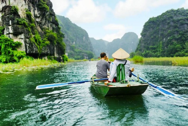 Nếu yêu thiên nhiên và muốn đắm chìm trong khung cảnh bình yên của vùng sông nước, Ninh Bình chính là điểm đến tuyệt vời dành cho bạn - Ảnh 1.