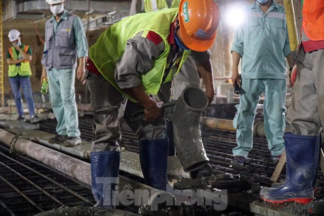 Trắng đêm đổ nền ga ngầm dự án đường sắt Nhổn - Ga Hà Nội  - Ảnh 6.