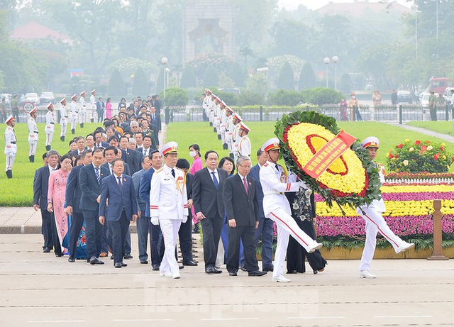 Các đại biểu Quốc hội vào Lăng viếng Chủ tịch Hồ Chí Minh - Ảnh 1.