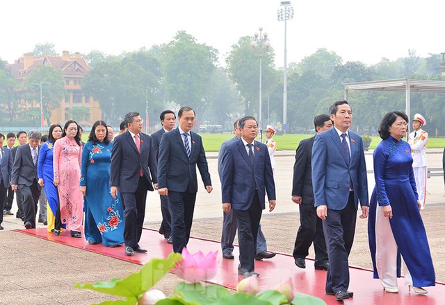 Các đại biểu Quốc hội vào Lăng viếng Chủ tịch Hồ Chí Minh - Ảnh 3.