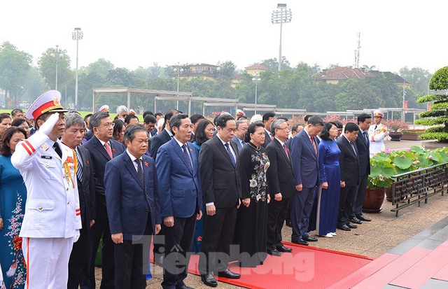 Các đại biểu Quốc hội vào Lăng viếng Chủ tịch Hồ Chí Minh - Ảnh 4.