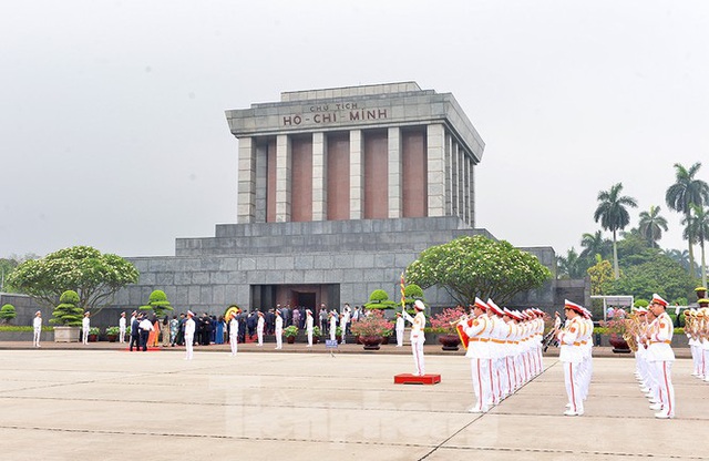 Các đại biểu Quốc hội vào Lăng viếng Chủ tịch Hồ Chí Minh - Ảnh 5.