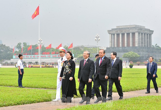 Các đại biểu Quốc hội vào Lăng viếng Chủ tịch Hồ Chí Minh - Ảnh 6.