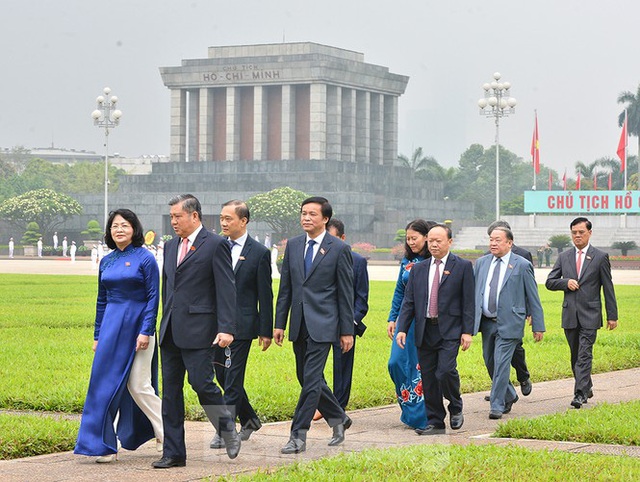 Các đại biểu Quốc hội vào Lăng viếng Chủ tịch Hồ Chí Minh - Ảnh 7.
