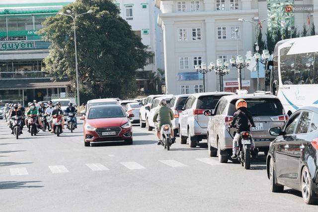 Ngày thứ 3 dịp nghỉ lễ ở Đà Lạt: Vừa ra đường đi chơi, du khách đã nếm mùi kẹt xe nguyên cả buổi sáng - Ảnh 6.