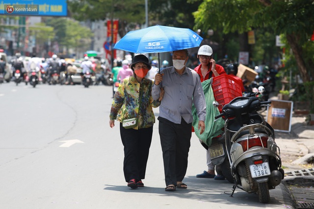 Hà Nội: Sinh viên nhăn mặt, người lao động oằn mình di chuyển dưới nắng nóng như thiêu đốt - Ảnh 11.