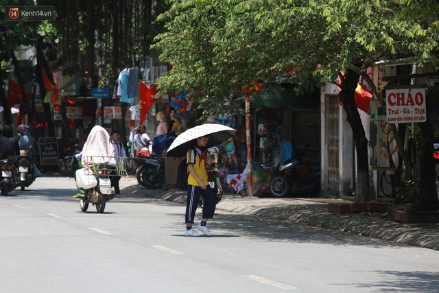 Hà Nội: Sinh viên nhăn mặt, người lao động oằn mình di chuyển dưới nắng nóng như thiêu đốt - Ảnh 12.