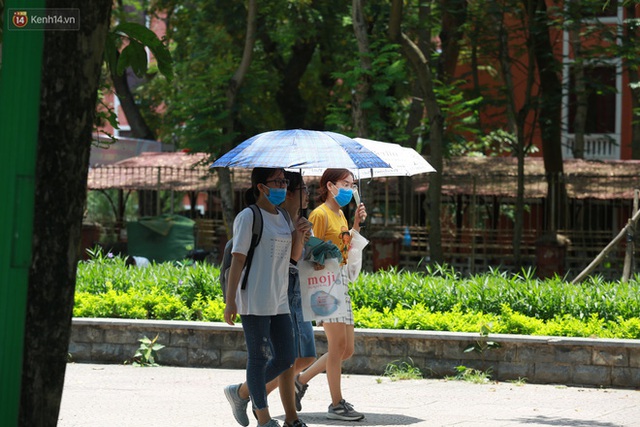 Hà Nội: Sinh viên nhăn mặt, người lao động oằn mình di chuyển dưới nắng nóng như thiêu đốt - Ảnh 14.