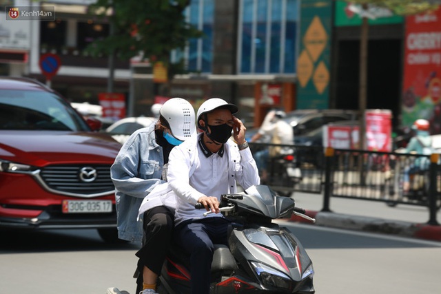 Hà Nội: Sinh viên nhăn mặt, người lao động oằn mình di chuyển dưới nắng nóng như thiêu đốt - Ảnh 19.