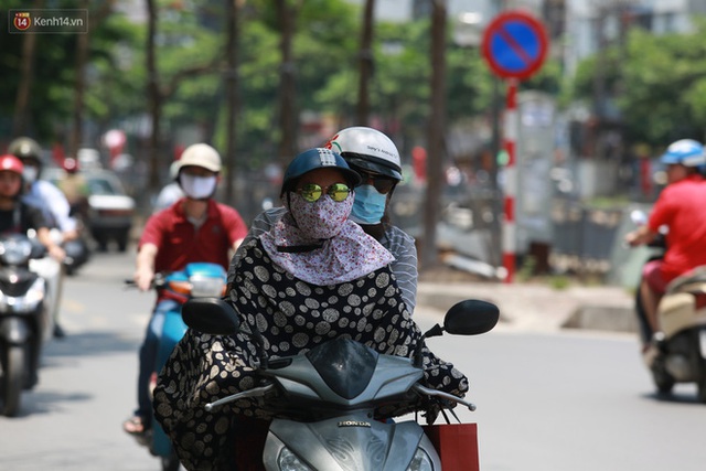 Hà Nội: Sinh viên nhăn mặt, người lao động oằn mình di chuyển dưới nắng nóng như thiêu đốt - Ảnh 3.