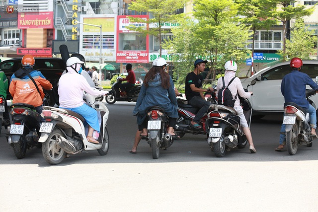 Hà Nội: Sinh viên nhăn mặt, người lao động oằn mình di chuyển dưới nắng nóng như thiêu đốt - Ảnh 21.