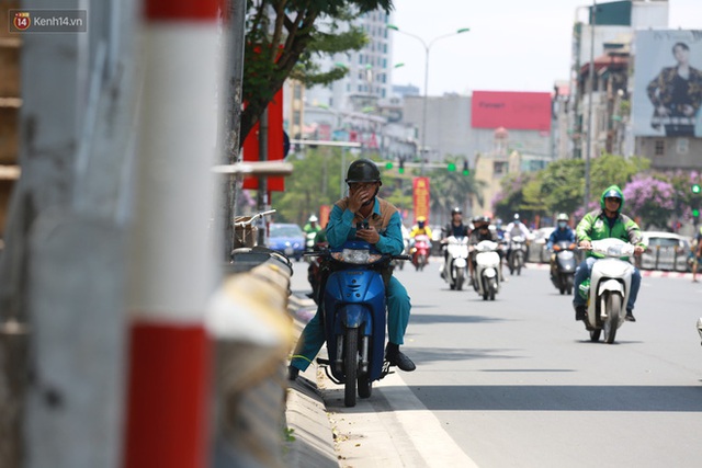 Hà Nội: Sinh viên nhăn mặt, người lao động oằn mình di chuyển dưới nắng nóng như thiêu đốt - Ảnh 22.