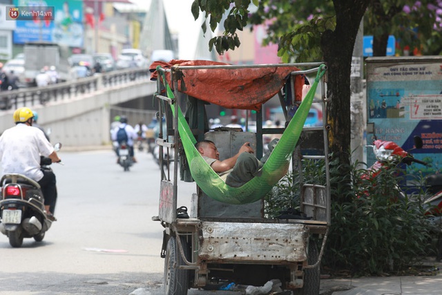 Hà Nội: Sinh viên nhăn mặt, người lao động oằn mình di chuyển dưới nắng nóng như thiêu đốt - Ảnh 26.