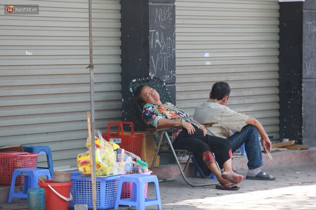 Hà Nội: Sinh viên nhăn mặt, người lao động oằn mình di chuyển dưới nắng nóng như thiêu đốt - Ảnh 27.