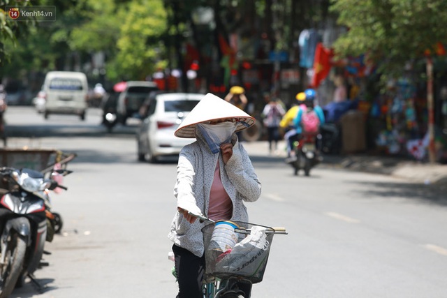 Hà Nội: Sinh viên nhăn mặt, người lao động oằn mình di chuyển dưới nắng nóng như thiêu đốt - Ảnh 5.